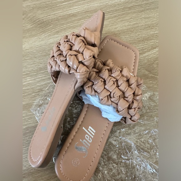 Beige sandals - Picture 2 of 4